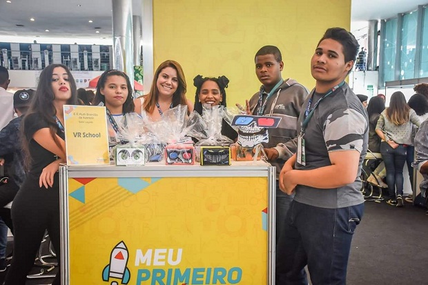 Estudantes da Escola Estadual Ruth Brandão de Azeredo expõem e vendem óculos de realidade virtual na FINIT. Crédito: Washington Eloi